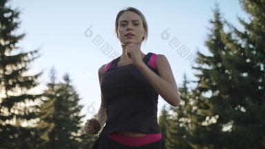 年轻的女人<strong>跑步</strong>者培训夏天<strong>公园</strong>关闭适合女人慢跑户外