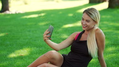 体育运动女人采取自拍照片移动电话夏天公园