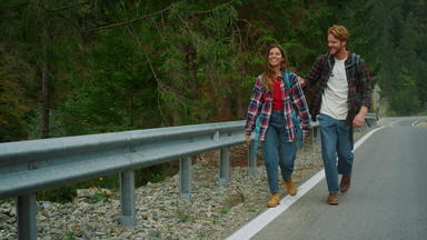 夫妇游客享受走高速公路路山森林徒步旅行者旅行自然