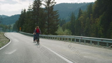 千禧一代骑自行车山景观潮人骑自行车路
