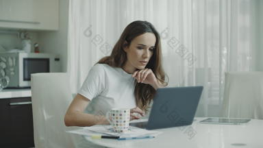 快乐女人工作移动PC电脑首页兴奋女人阅读好新闻