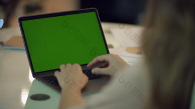 女人手打字键盘移动PC电脑绿色屏幕首页