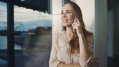 快乐女人会说话的移动房子肖像微笑女人说话电话