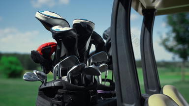 高尔夫球俱乐部无精打采地工作设备车袋在户外打高尔夫球工具夏天