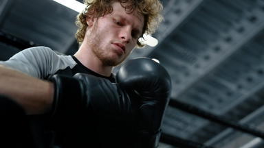 自由搏击选手把拳击手套严格的战斗机打手体育运动俱乐部