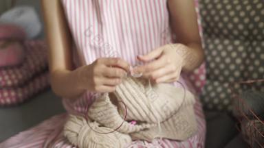 女人针织羊毛衣服羊毛纱女人休闲针织羊毛纱