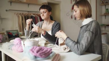 女人编织者工作纺织车间针织手