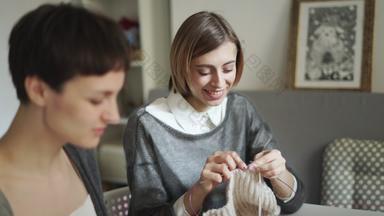 年轻的女人针织羊毛纱<strong>纺织车间</strong>针织集团