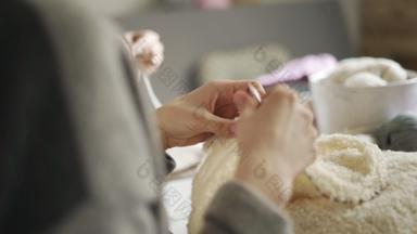 女手针织针白色羊毛织物女人爱好针织纱