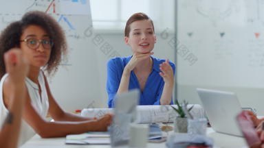 <strong>业务</strong>女人会说话的员工办公室女老板坐着表格的同事们