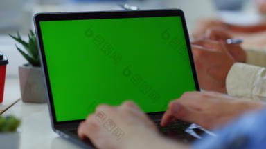 男人。手打字绿色屏幕移动PC<strong>未知</strong>的商人工作电脑