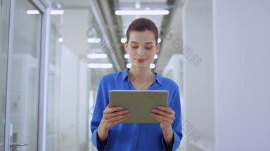 成功的女孩平板电脑屏幕办公室女人接收消息设备