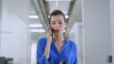 女人会说话的移动电话在室内业务女孩纸杯办公室