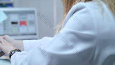 女医生平板电脑医疗工作场所护士平板电脑