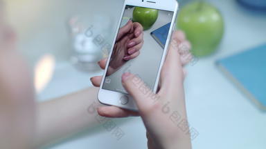 女人采取移动视频修剪整齐的指甲iPhone视频手修指甲