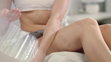 女人应用奶油膝盖女皮肤护理身体医疗保健