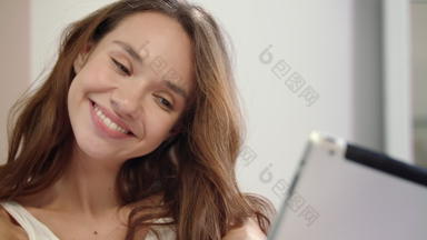 快乐女人采取自拍照片平板电脑电脑微笑女孩摆姿势首页