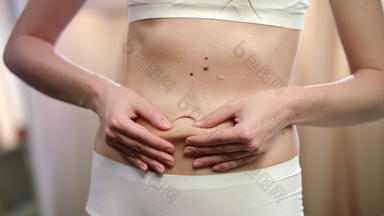 女健身新闻女人手触碰运动员腹部美肚子护理