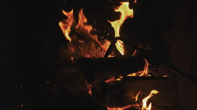燃烧篝火晚上明亮的游行火火花