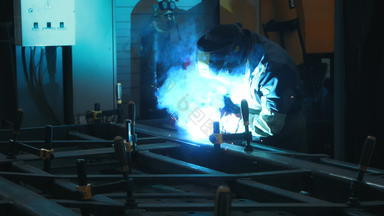 金属焊接过程黑暗工业房间金属钢结构车间