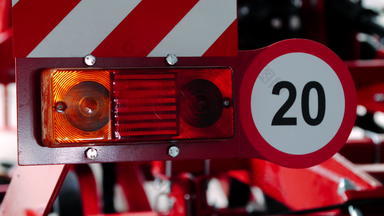 红色的白色条纹路警告帖子橙色灯塔标志灯