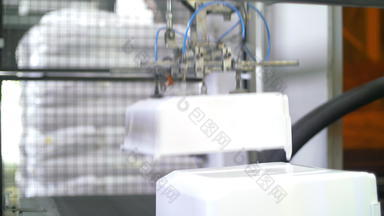 机器人操纵器移动塑料容器输送机带工厂