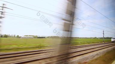 视图窗口迎面而来的火车视图窗口火车开车
