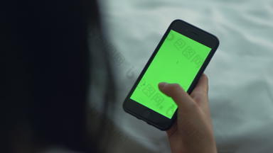 女人触碰智能手机绿色屏幕女人手持有移动