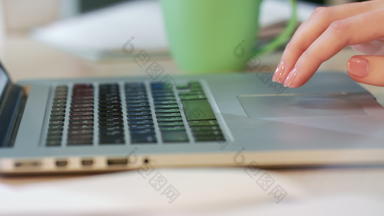 女人手触控板移动PC电脑企业业务人