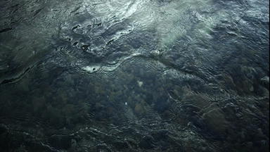 清晰的水流动岩石底山河运行河床