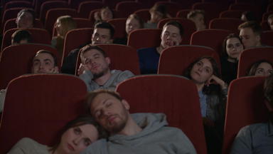 无聊<strong>观众</strong>看电影电影<strong>观众</strong>秋天睡着了无聊的电影