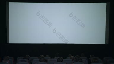 观众鼓掌期待电影会话前面白色屏幕