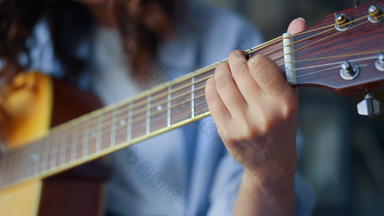 女人手玩和弦吉他女孩手指弹奏字符串吉他