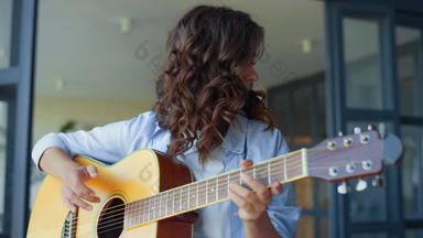女孩练习音乐<strong>吉他</strong>深思熟虑的<strong>吉他</strong>手创建音乐<strong>吉他</strong>