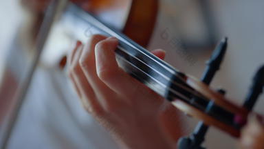 十几岁的女孩手玩小提琴女人手指紧迫的字符串小提琴