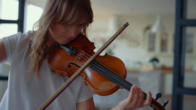 女人玩小提琴房间十几岁的女孩创建音乐字符串仪器