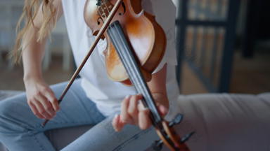 女孩执行作文小提琴音乐家创建音乐仪器