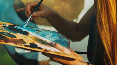 女人手混合石油油漆木调色板有创意的艺术家绘画图片