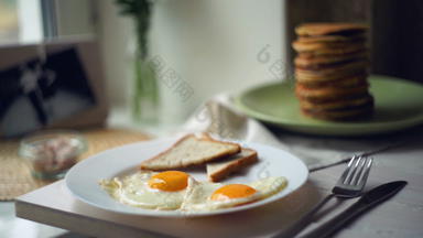 早餐板炸鸡蛋面包祝酒煎饼堆栈厨房表格