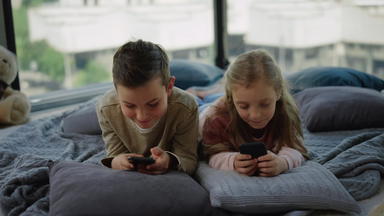 棘手的<strong>孩子</strong>们让人上瘾移动游戏兄弟姐妹玩智能手机首页