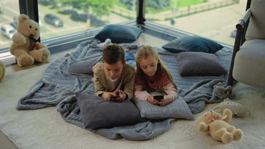 兄弟姐妹智能手机首页不错的孩子们游戏移动手机