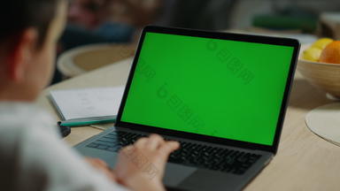 未知的男孩模型电脑首页小学生移动PC绿色屏幕