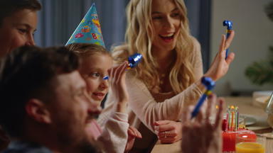 家庭庆祝生日在线快乐父母孩子们享受在线事件