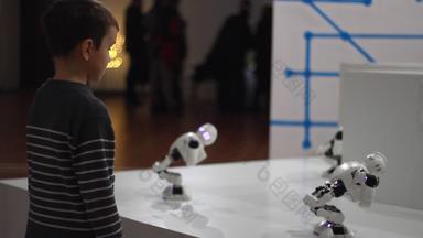 机器人孩子男孩跳舞机器人男孩集团机器人玩具