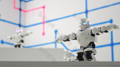 机器人男人。跳舞跳舞机器人关闭聪明的技术概念