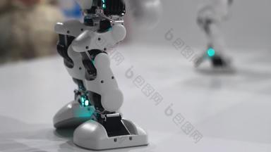 机器人<strong>腿</strong>跳舞人形机器人脚跳舞机器人技术