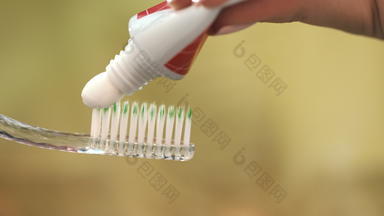 白色<strong>牙膏挤压</strong>牙刷女人手持有牙刷