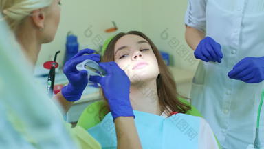 牙医助理准备女孩美白牙齿美白过程