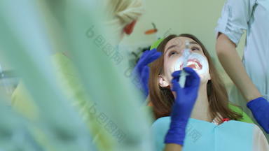 女人病人牙齿<strong>美</strong>白过程牙科诊所化妆品牙科
