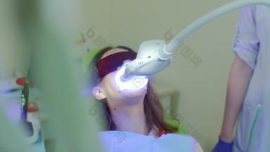 牙齿美白过程牙科办公室领导美白光漂白牙齿